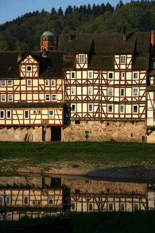 Rotenburg an der Fulda mit Fachwerkhusern direkt am Fulda-Ufer im Mai 2008