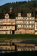 Rotenbrug an der Fulda mit Fachwerkhusern direkt am Fulda-Ufer im Mai 2008