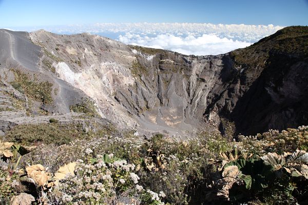 Ausgetrockenter  Kratersee in Costa Rica