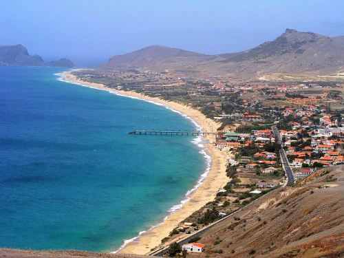 Blick auf den Hauptort von Porto Santo Vila Baleira