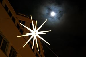 Weihnachtsstern und Vollmond in St. Gallen